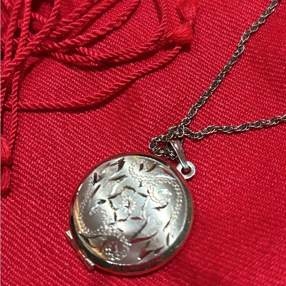 Elegant 14k gf ( gold filled/ gold plate)Locket Necklace and chain - Picture 2 of 4